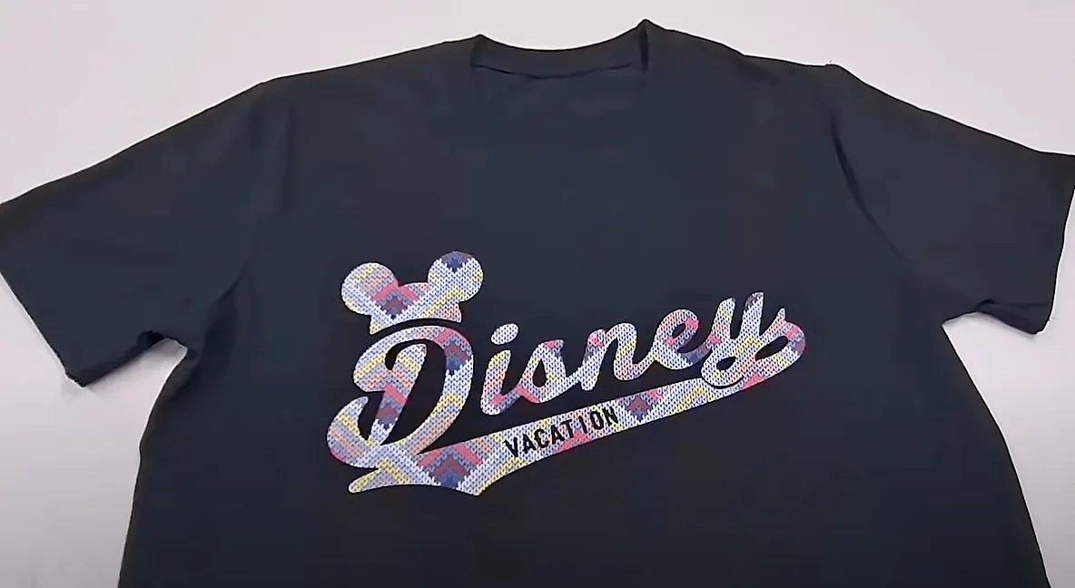 Detalle de vinilo textil en buzo